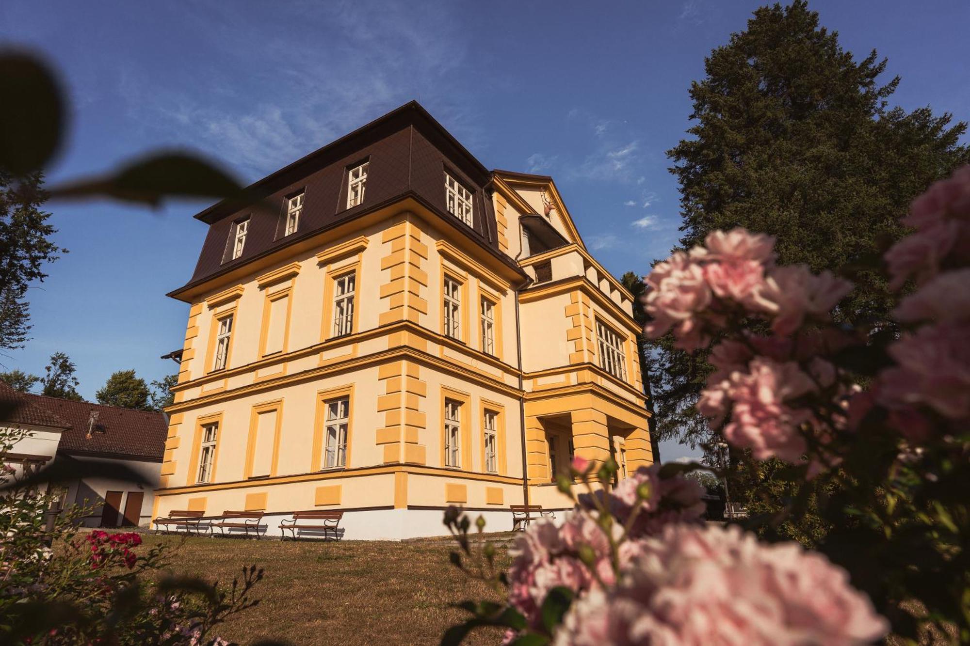 Zamecek Waldsteinovo Zatisi Hotell Svatoslav Exteriör bild